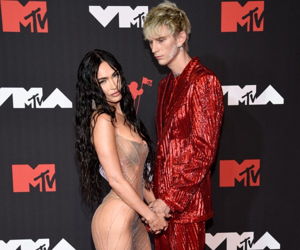 Megan Fox posa a lado de su novio, el rapero MGK, en los MTV VMA