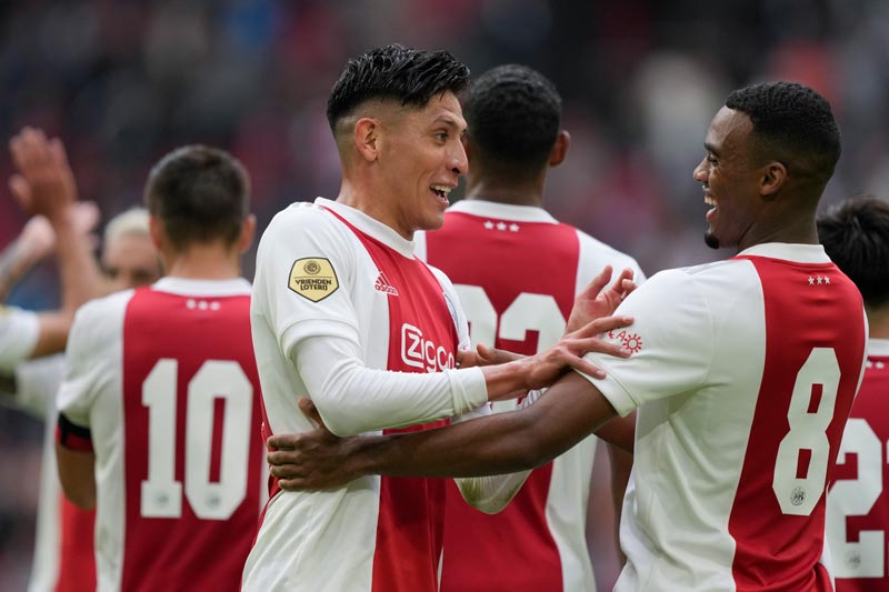 Edson Álvarez celebrando un gol