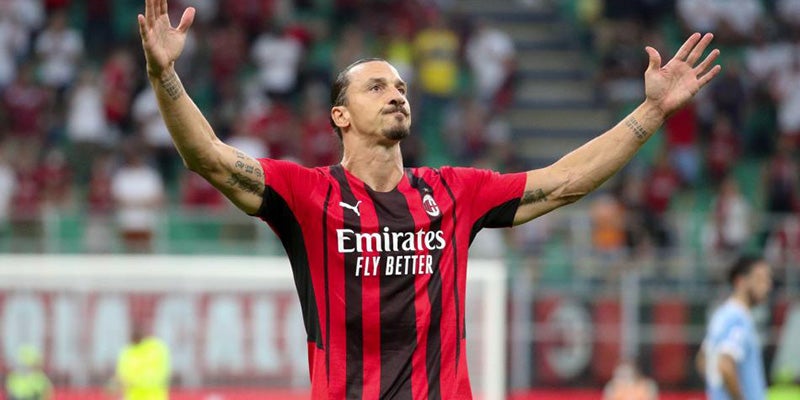 Zlatan Ibrahimovic durante un duelo con el AC Milan