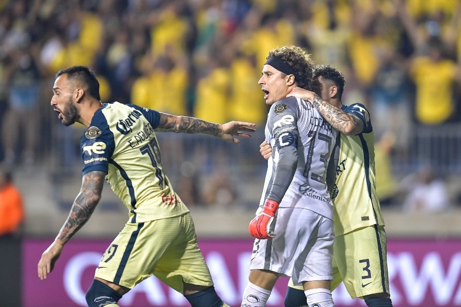 Memo Ochoa celebrando tras detener el penal