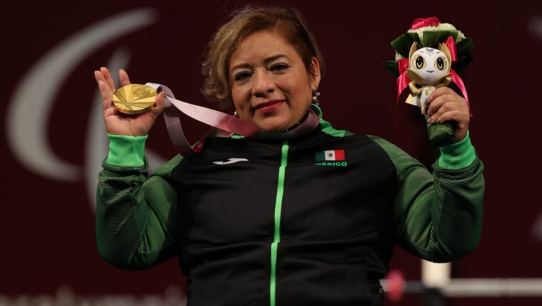 Amalia Pérez, una de las medallistas paralímpicas en Tokio 2020 con su medalla