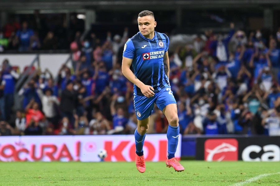 Jonathan Rodríguez durante un partido con Cruz Azul