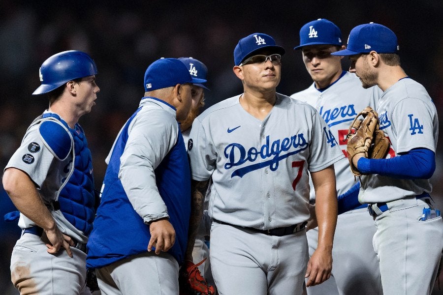 Julio Urías durante un partido con Dodgers