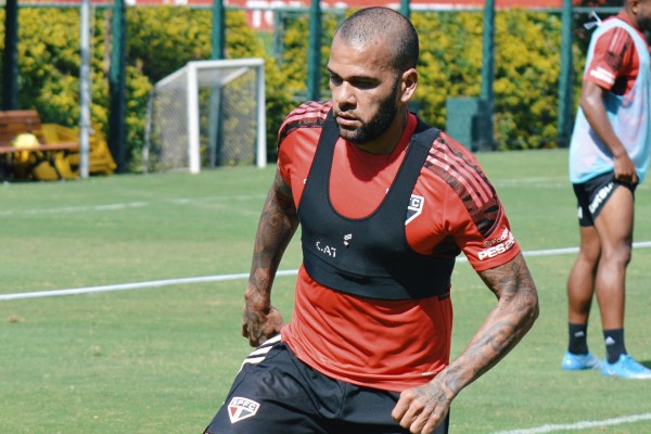 Dani Alves durante entrenamiento con el Sao Paulo