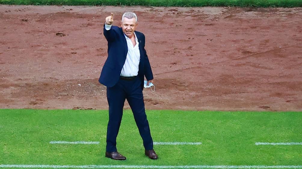 Javier Aguirre dirigiendo en el Estadio Azteca