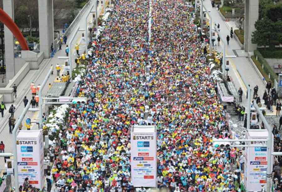 Corredores previo al inicio de la Maratón de Tokio