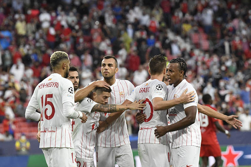 Jugadores del Sevilla festejan una anotación en LaLiga 