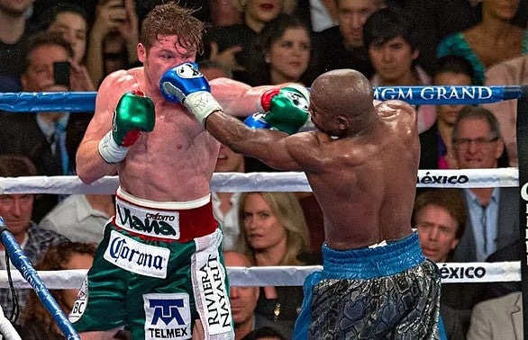 Mayweather y Canelo durante su pelea en 2013