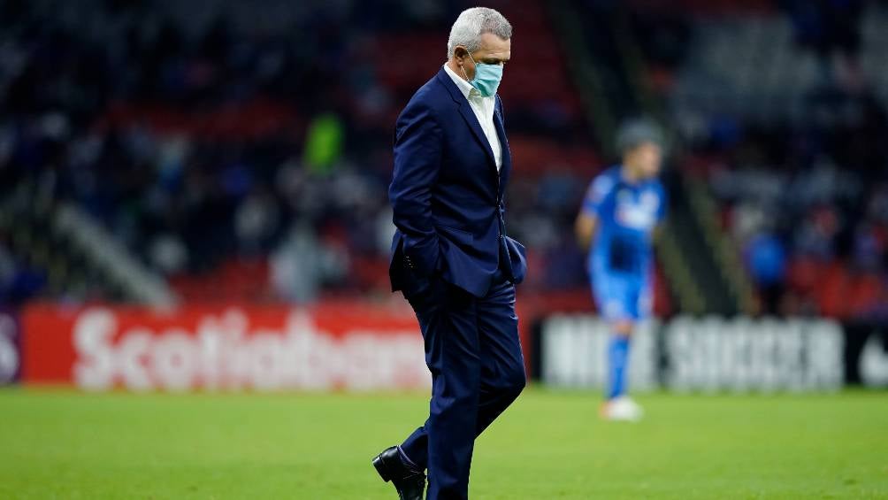 Javier Aguirre dirigiendo en el Estadio Azteca