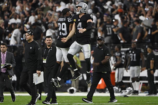 Jugadores de  Raiders festejan el triunfo vs Baltimore