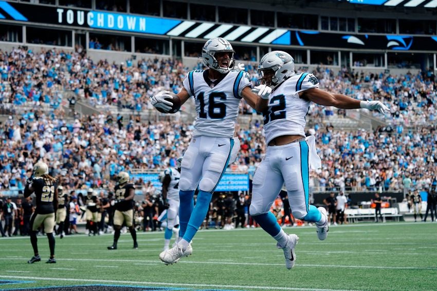 Jugadores de las Panteras de Carolina celebrando una anotación