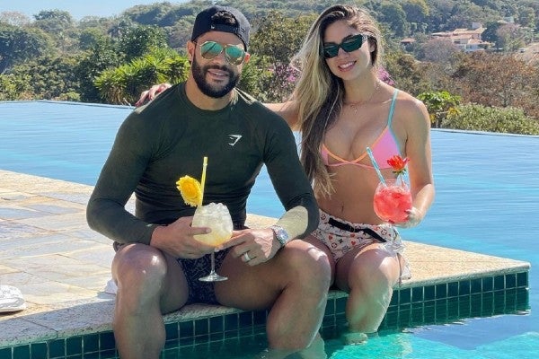 Hulk y Camila Angelo posan en la piscina