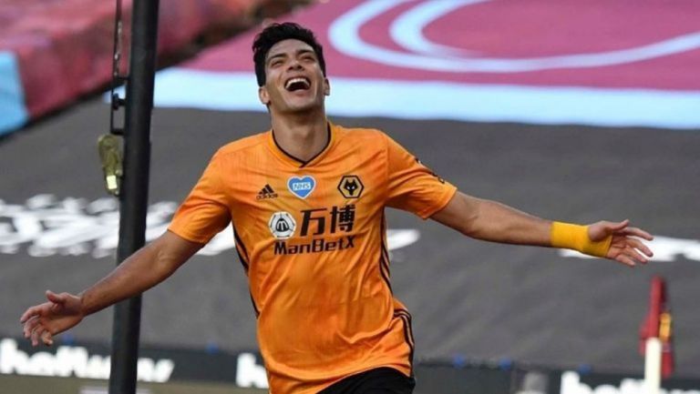 Raúl Jiménez festejando en un partido con los Wolves