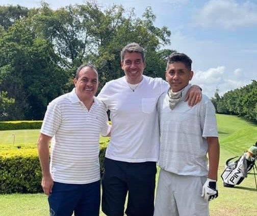 Blanco junto a Elias y Campos en el campo de golf