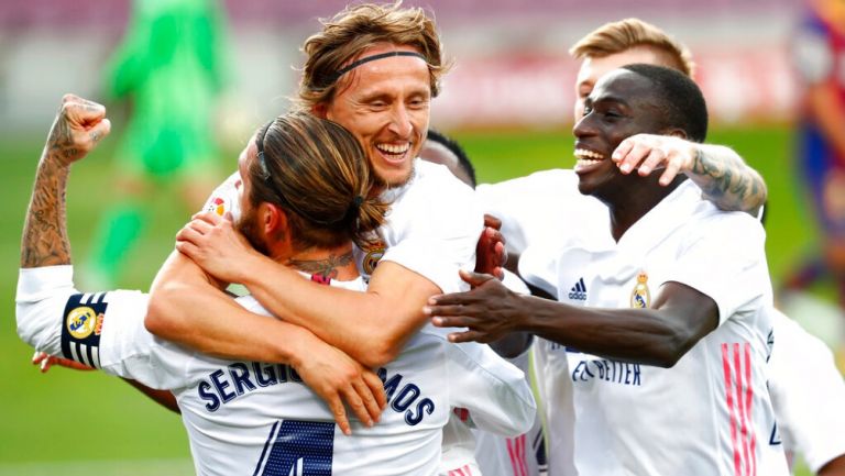 Jugadores del Madrid celebran gol vs Barcelona