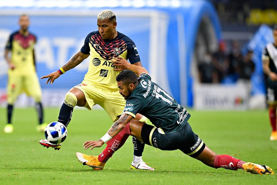 Roger Martínez durante un partido con América