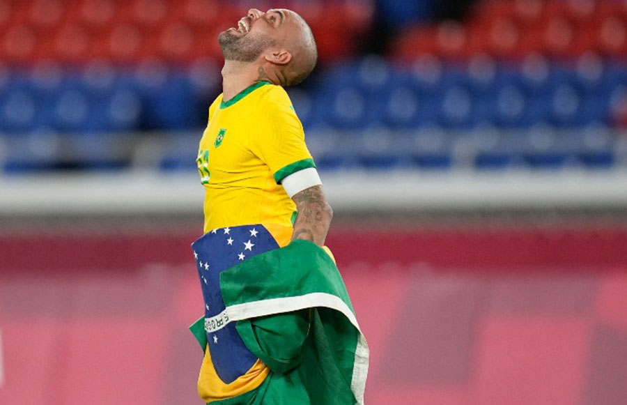Alves tras ganar el oro olímpico con Brasil