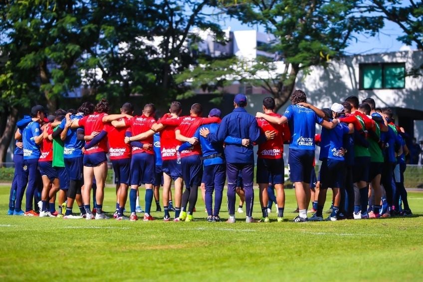 Jugadores de Chivas en un entrenamiento 