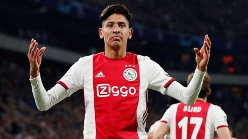 Edson Álvarez en un partido del Ajax