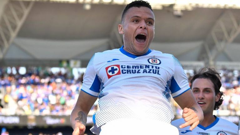 Cabecita Rodríguez celebrando un gol con Cruz Azul