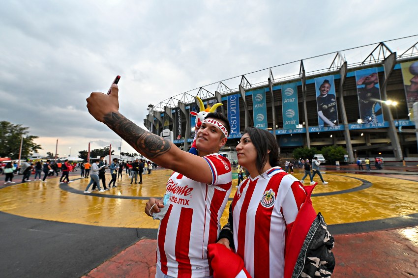 Seguidores de Chivas a las afueras del Estadio Azteca