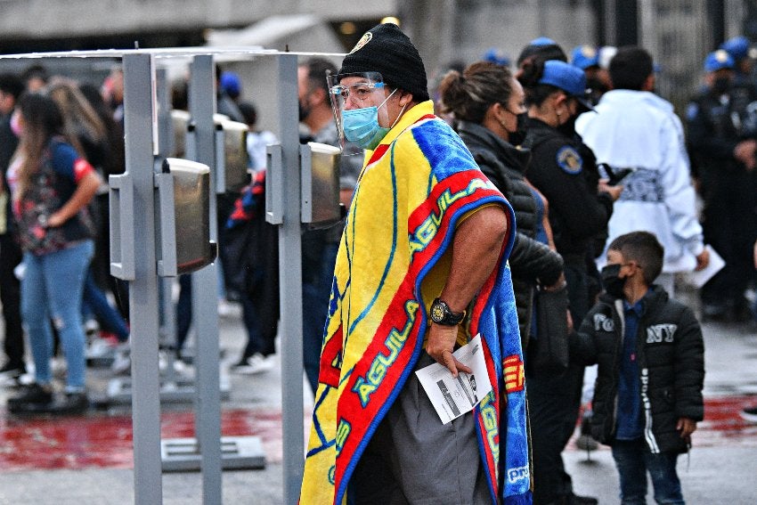 Aficionado americanista a las afueras del Estadio Azteca