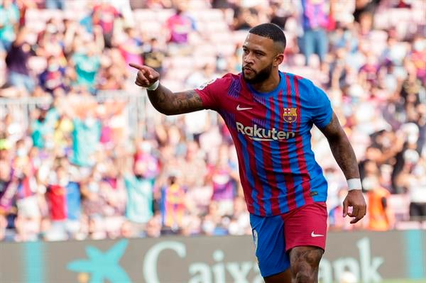 Memphis Depay en festejo con el Barcelona