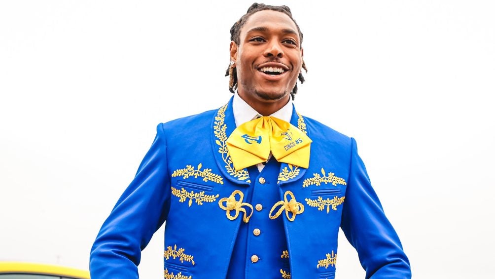 Rams: Jalen Ramsey llegó al partido vs Tampa Bay portando un traje de mariachi