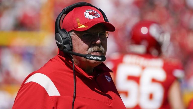 Andy Reid durante el juego ante Chargers