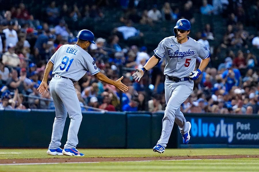 Corey Seager tras conectar el jonrón 100 de su carrera