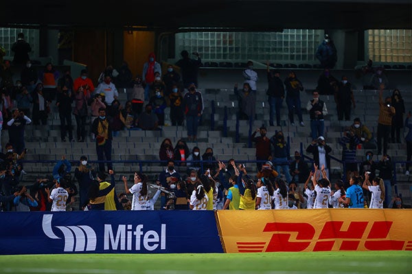 Jugadoras de Pumas agradecen a su público 