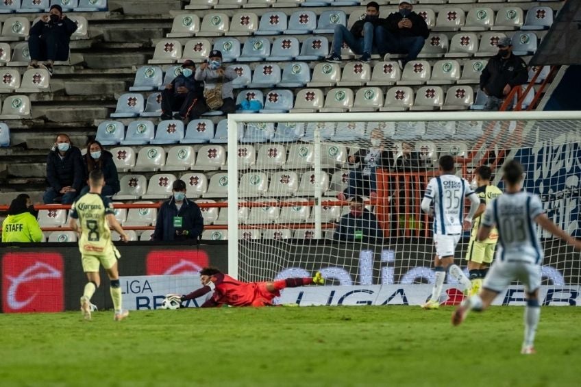 Ochoa detiene un balón