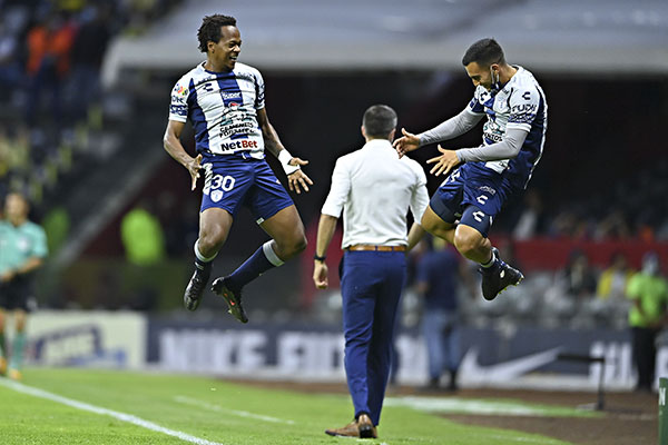 Ibarra y Chávez festejan un gol 