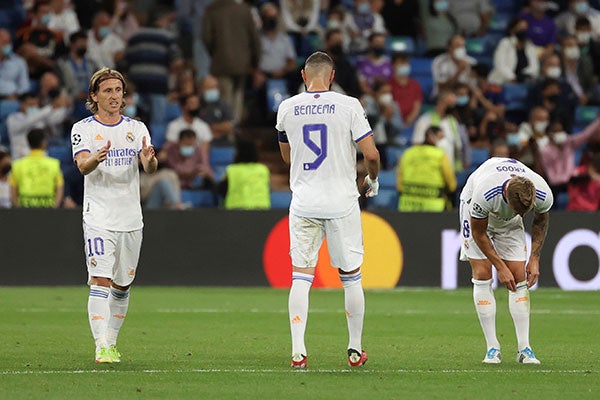 Jugadores de Real Madrid se lamentan tras la derrota 