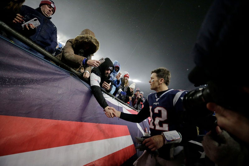 El legendario QB saluda a los aficionados de los Pats