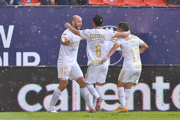 Jugadores de Tigres festejan un gol