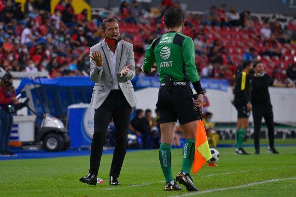 Diego Cocca reacciona durante partido