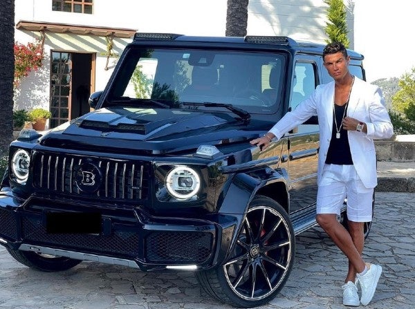 Cristiano Ronaldo posa junto al Brabus GV 12 900