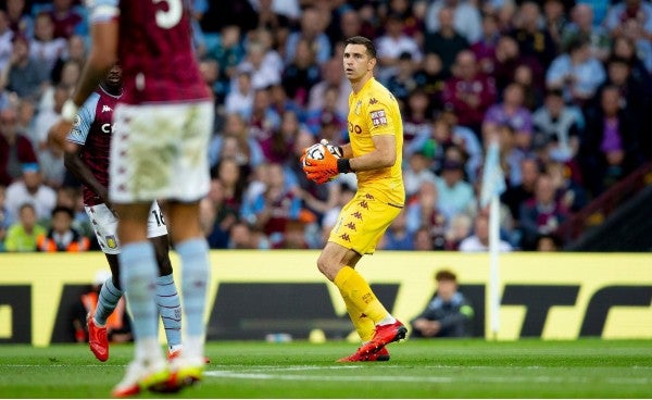 Emiliano Martínez durante partido con el Aston Villa