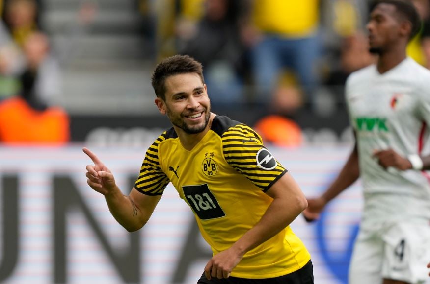 Raphael Guerreiro en festejo de gol