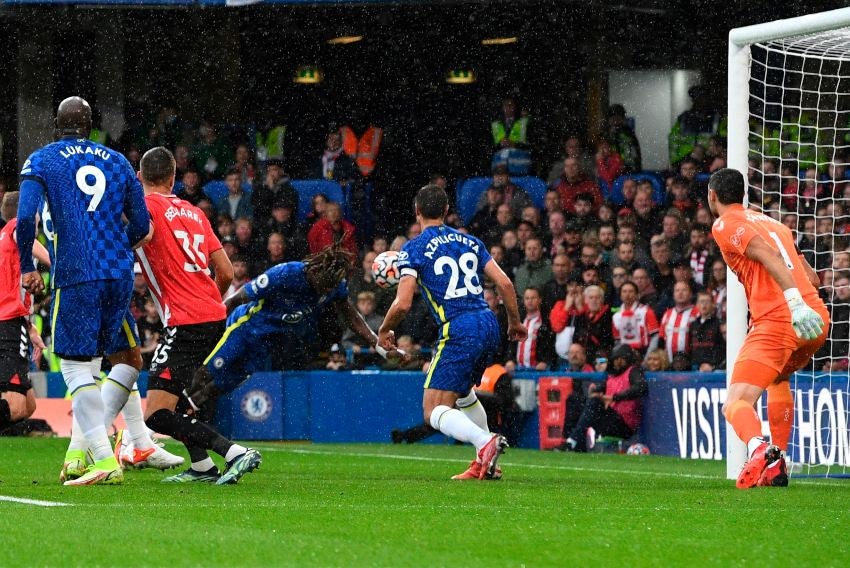 Trevoh Chalobah anotando el primer gol del Chelsea