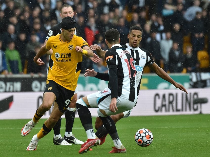 Raúl Jiménez en el duelo entre los Wolves y el Newcastle