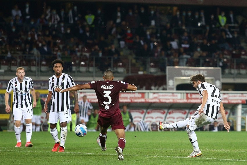 Momento del disparo de Locatelli que terminó en gol ante el Torino