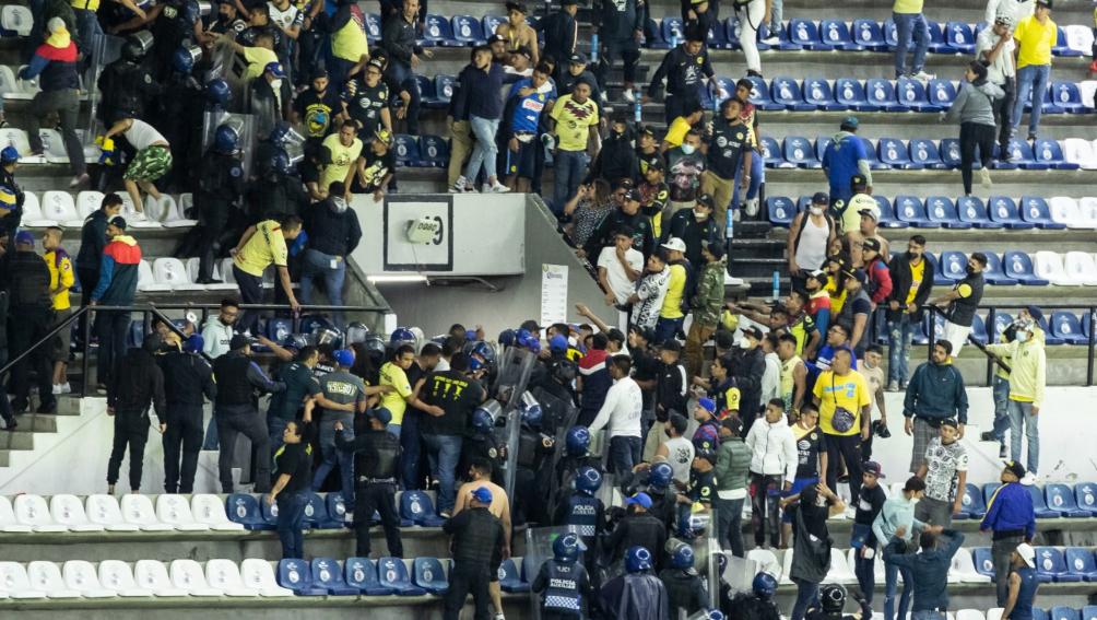 Violencia en las tribunas del Estadio Azteca