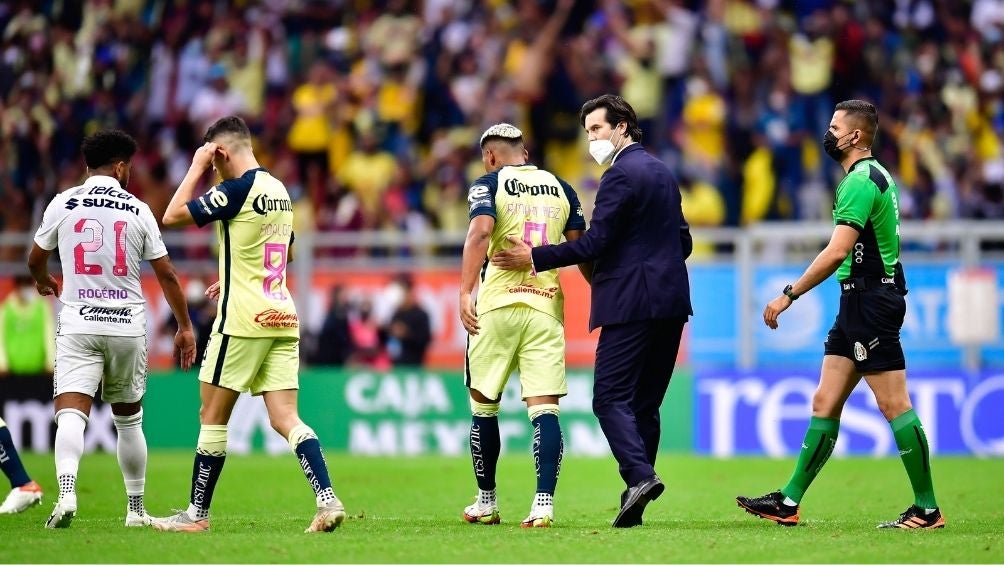 Solari y sus jugadores al final del partido