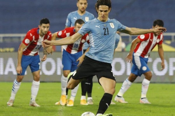 Edinson Cavani en juego con la Celeste