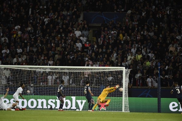 Gianluigi Donnarumma en acción con el PSG en Champions League