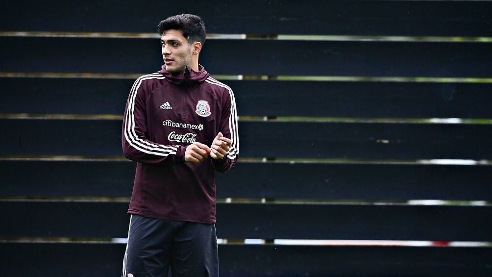 Raúl Jiménez durante un entrenamiento 