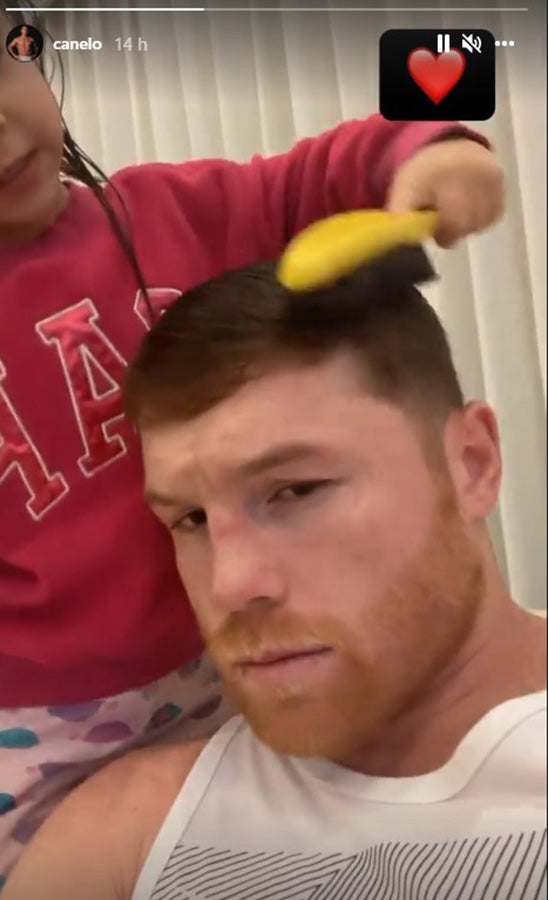 Canelo siendo peinado por su hija