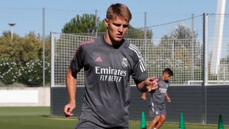 Martin Odegaard durante un entrenamiento con el Madrid